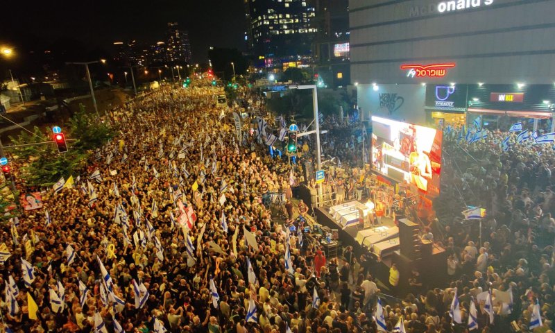 בקריאה לעסקה: הפגנת ענק בתל אביב. צפו