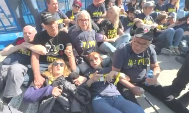 צפו: פעילי שמאל מתפרעים וחוסמים את הכנסת