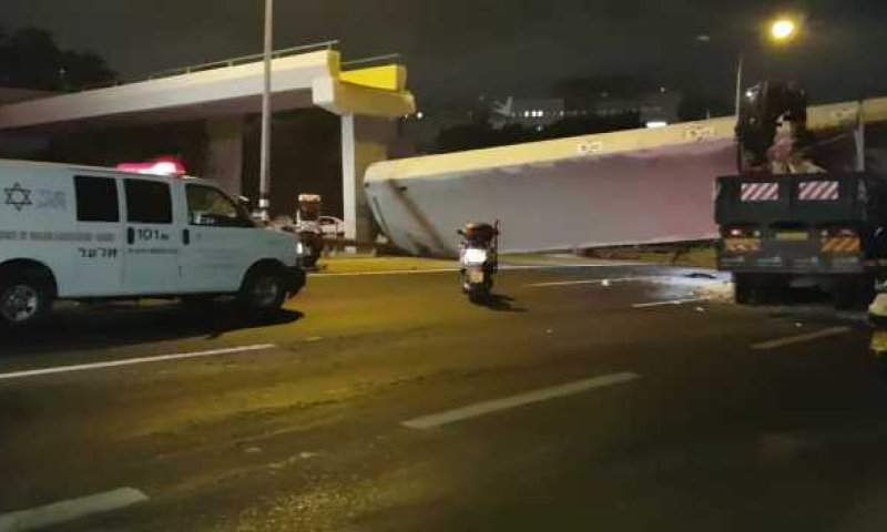 גשר קרס על משאית בכביש 4: הנהג נמחץ למוות