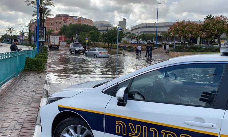 החורף פה: נתקעו בשלולית ענק וחולצו על ידי השוטרים