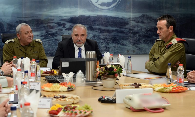 שקט מתוח בעזה: ליברמן ואייזנקוט קיימו הערכת מצב בדרום