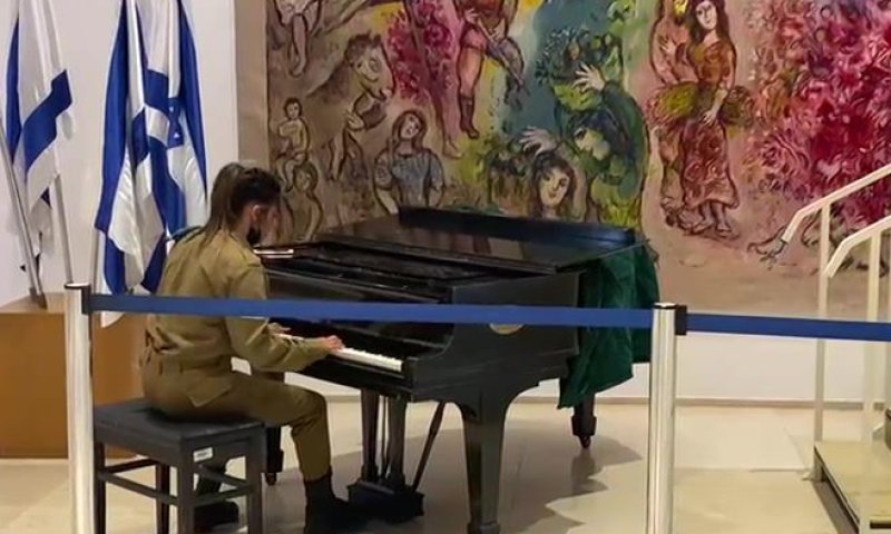 פסנתרנית על מדים: המ"כית מנגנת בכנסת | צפו