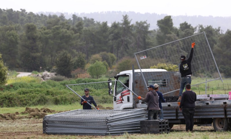 גדרות וטרקטורים: צפו בהכנות לחגיגות במירון