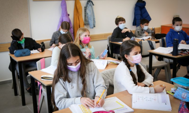תלמידי ז'-י' חוזרים לכיתה; שנת הלימודים תוארך בחודש