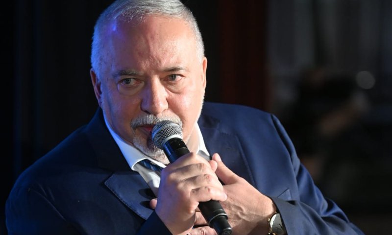 ליברמן קורא להרוס בתים של חרדים שתקפו חיילים