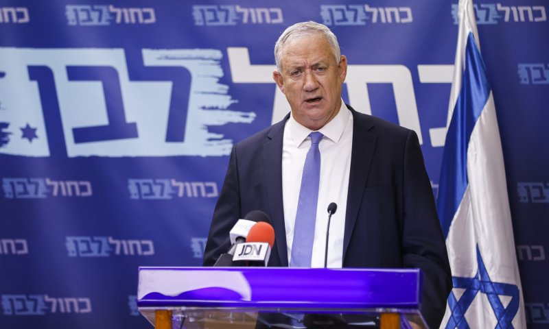 בני גנץ מבהיר: "אמשיך להיפגש עם אבו מאזן"