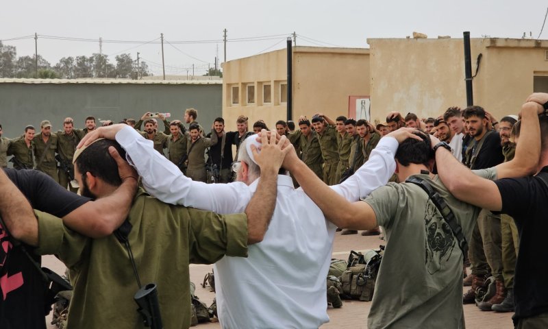 תיעוד מצמרר: הרב אליהו והלוחמים בתפילה ושירה