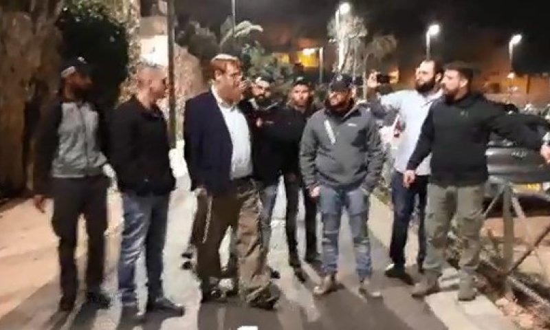 &rlm;צפו: יהודה גליק נעצר לאחר חיפוש לילי בביתו