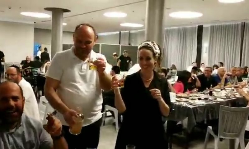 צפו: אלדד יניב מחלק ברכות לנתניהו ועידית סילמן