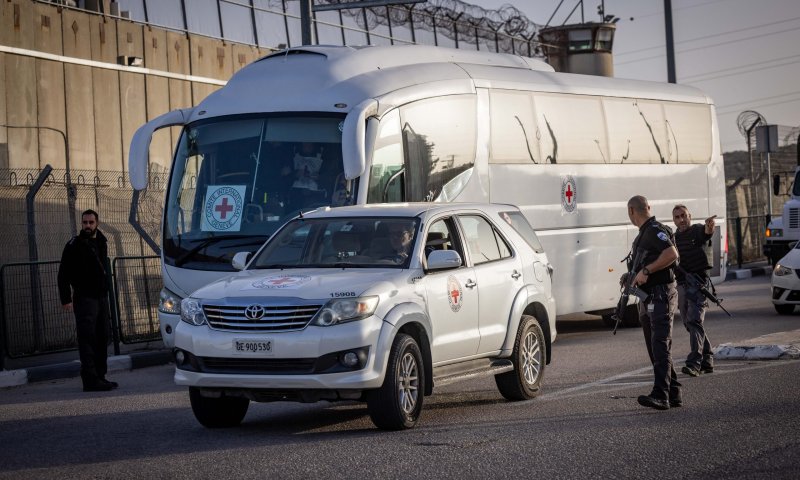 אחרי העיכוב: החל שחרור המחבלים הפלסטינים