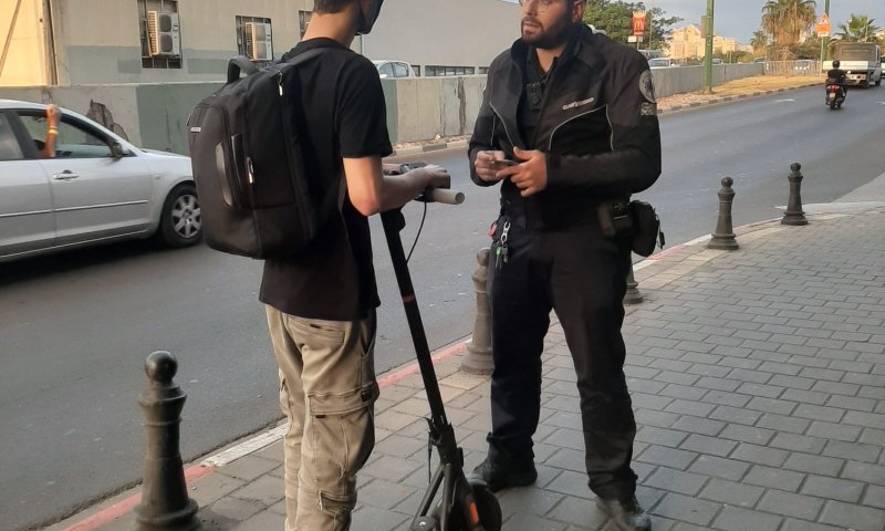 עיריית תל אביב נגד רוכבי הקורקינטים על המדרכה