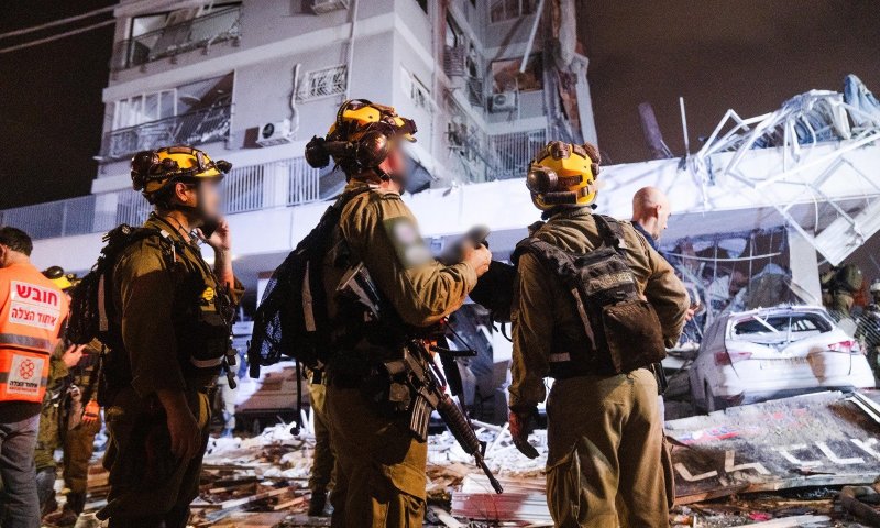 צפו: תיעוד מהדקות הראשונות בזירת פגיעת הטיל בבת ים