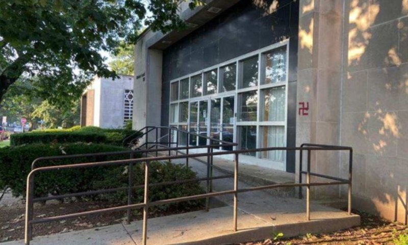 האנטישמיות בארה"ב: צלב קרס רוסס על דלת בית כנסת