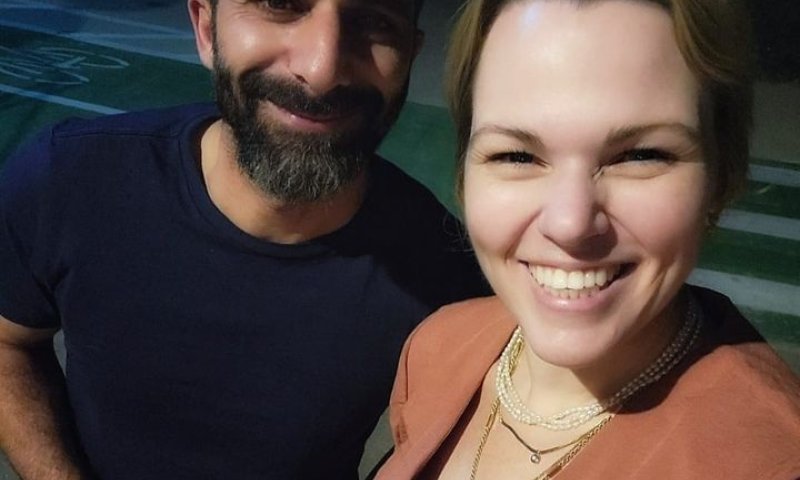 הסופרת והמנחה הסרוגה התארסה בגיל 39