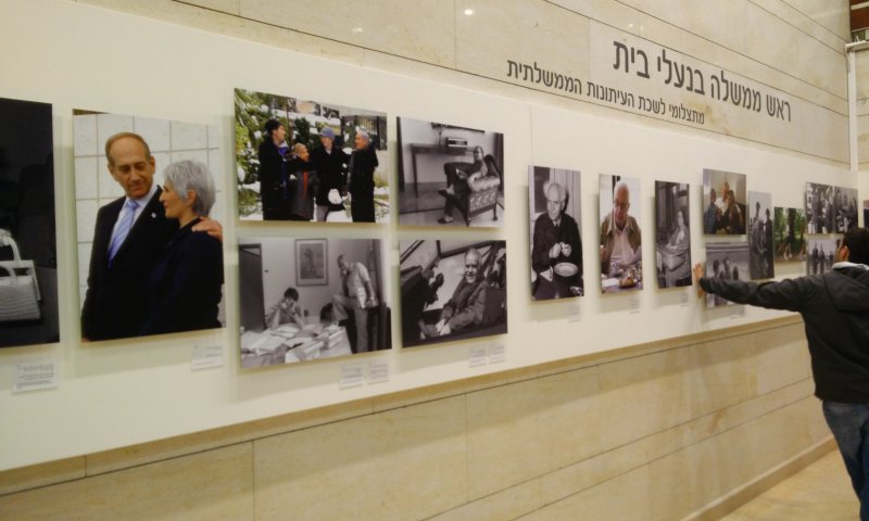 שולי מועלם: להסיר את תמונות אולמרט מהכנסת