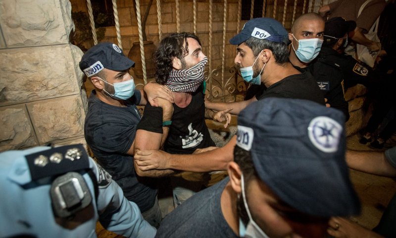 צפו באלימות השמאל: תקיפת שוטרים ולינץ' בבלש