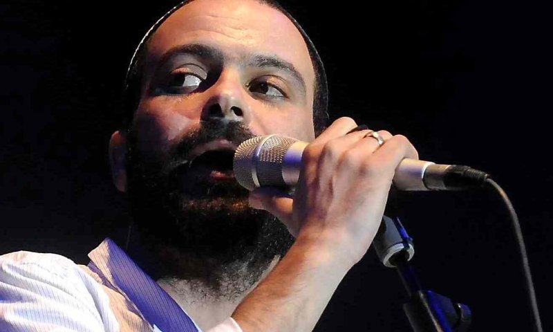 להאזנה: עמיר בניון בשיר מחאה נגד תרבות הפפארצי