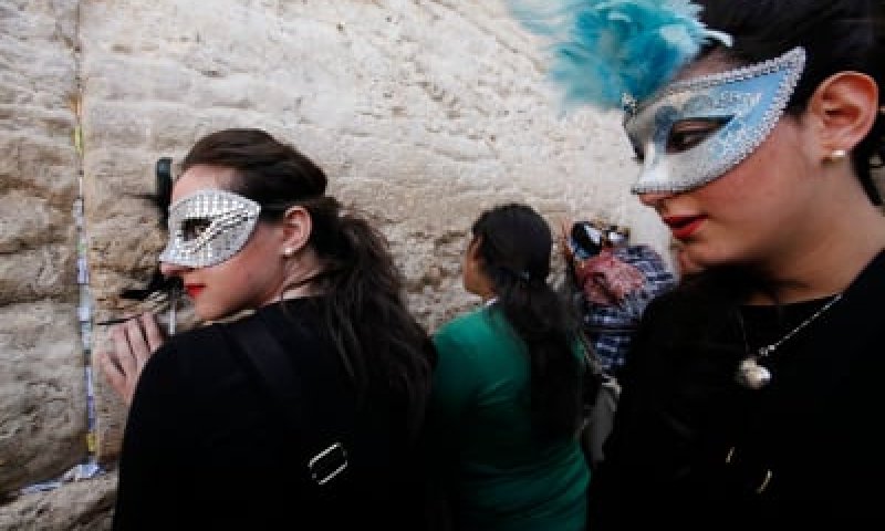 הלכות פורים בקיצור: מה חייבים בלילה ומה ביום?