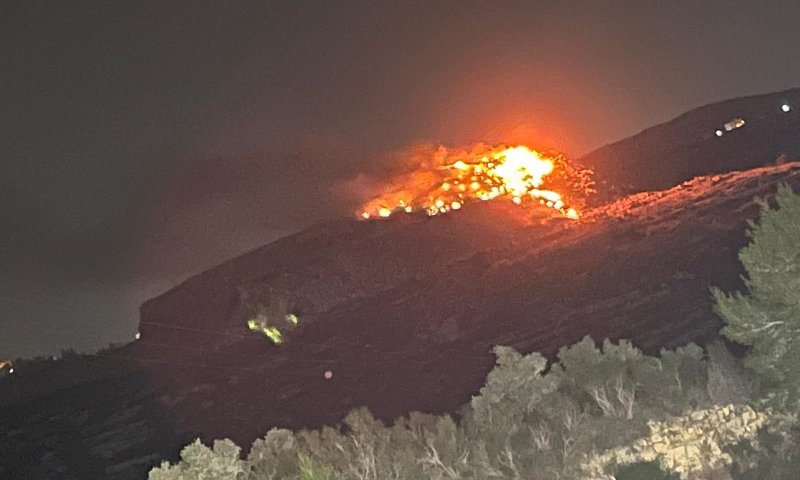 התושבים נחנקים: פלסטינים הציתו מזבלה בסמוך לעטרת