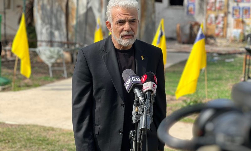 לפיד: "ספק אם היינו רואים בחיים את החטופים בלי הנשיא טראמפ"