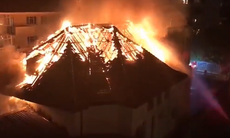 בית הכנסת בדרום אפריקה עלה באש, ספרי תורה נשרפו