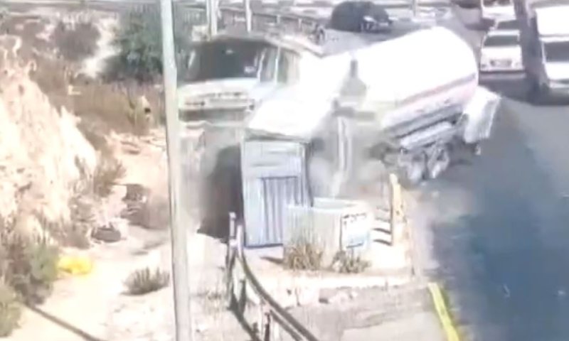 הפלסטיני מאיץ עם המשאית לעבר הלוחם. צפו בתיעוד הפיגוע