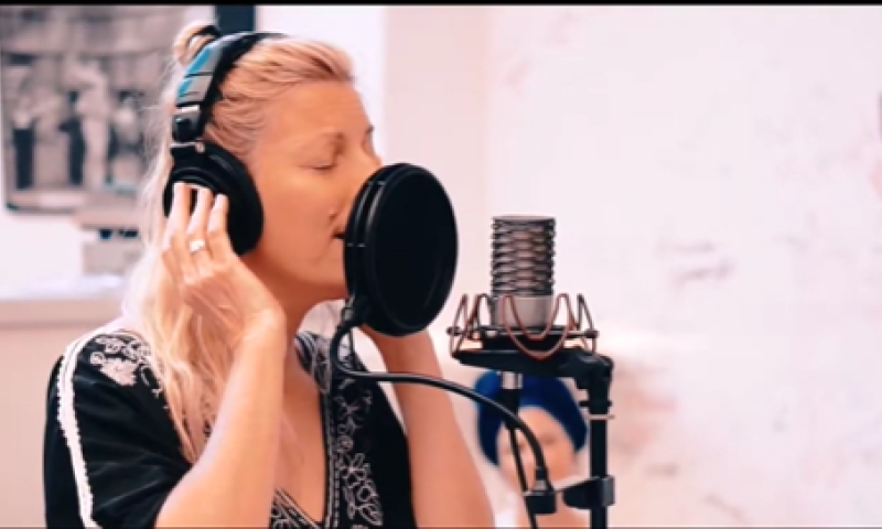 צפו: דנה ברגר ואדווה ביטון בשיר לזכרה של אדל הי"ד