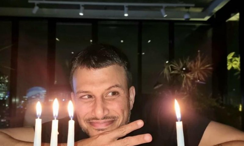 הראל סקעת, אייל גולן ואסי עזר: הדלקת נרות חנוכה אצל הסלבס