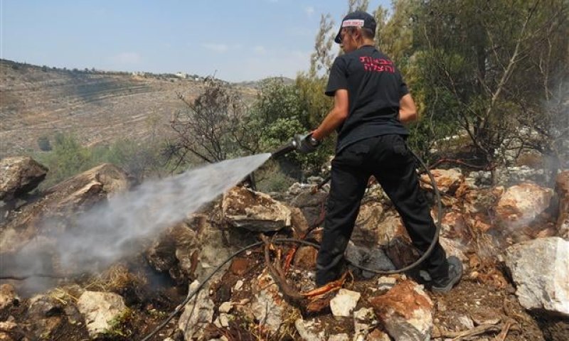 דליקה כובתה בסמיכות לגדר הישוב דולב; חשד להצתה