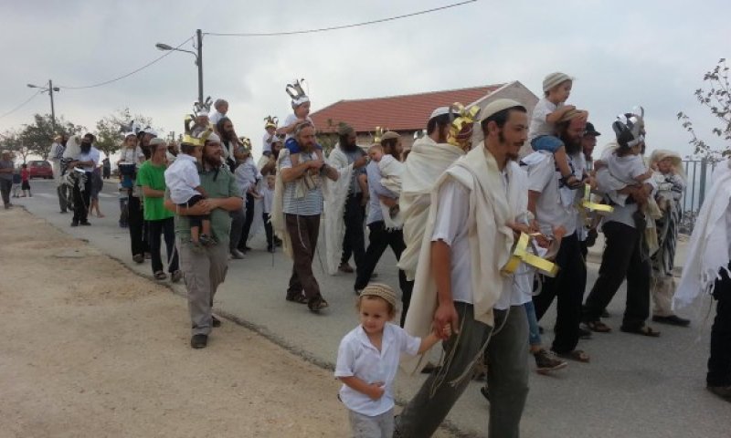 צפו בתיעוד: ילדי יצהר מלקקים דבש