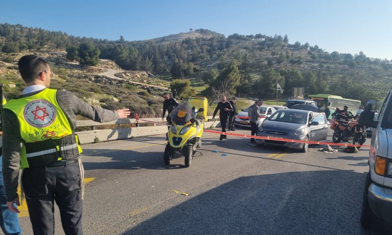 8 נפגעים בפיגוע ירי בכביש 1; המחבלים חוסלו