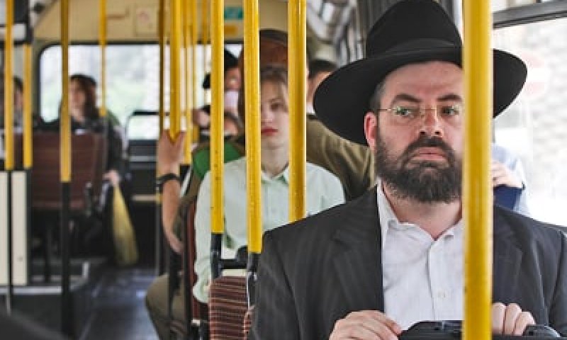 הרב שלזינגר: הנשים הן שביקשו את ההפרדה באוטובוסים
