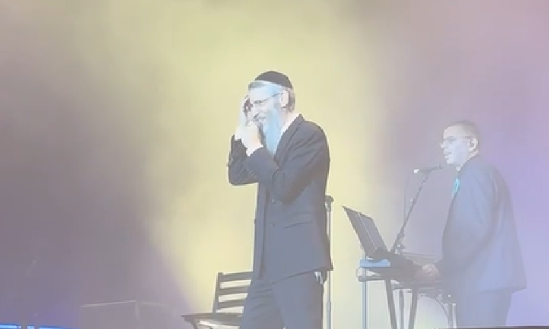 צפו: הזמר הסרוג מתארח בהופעתו של אברהם פריד