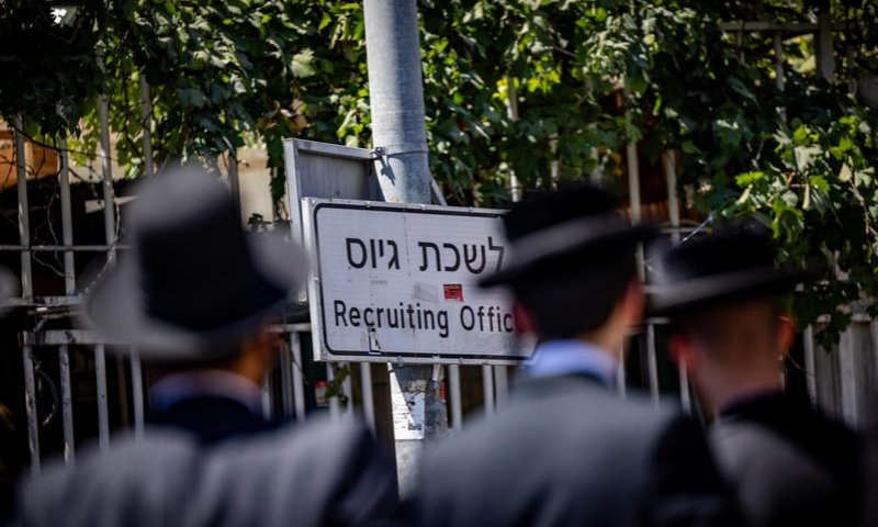 פסק הלכה: מותר לברוח מהארץ בשבת כדי לא להתגייס לצבא