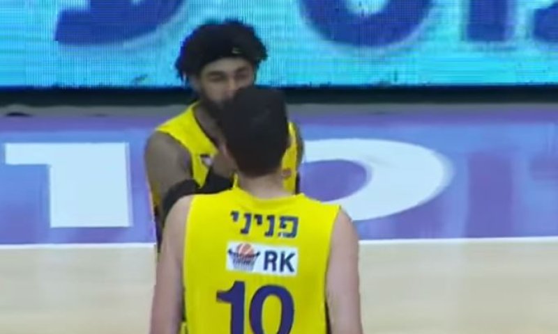 דרמה בהפועל חולון: שחקן תקף את חברו לקבוצה. צפו