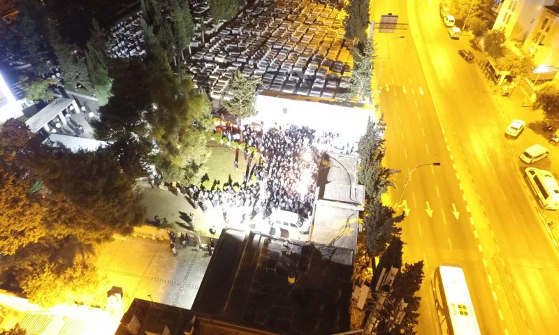 מרהיב &bull; ממעוף הציפור: אלפים בציון הרב עובדיה יוסף