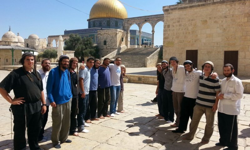 מאות יהודים עלו להר הבית; קטין יהודי שר ונעצר