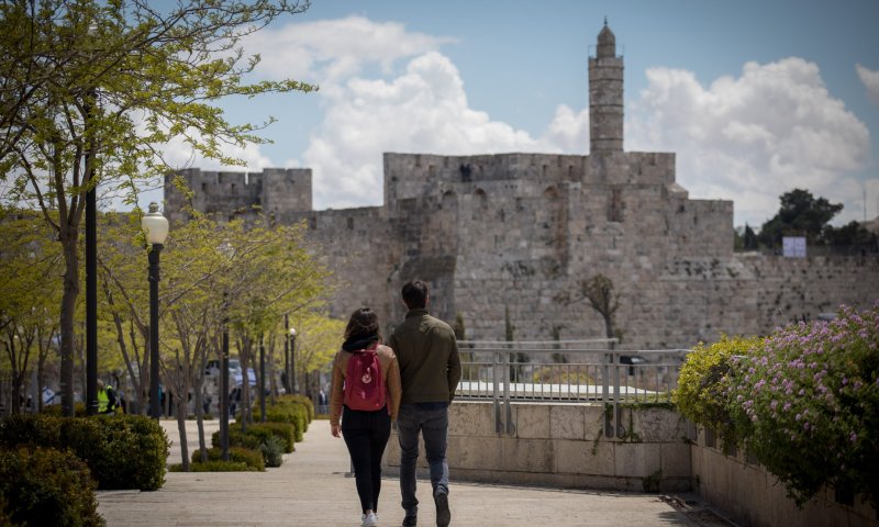 "זאת הפעם": מה קורה כשחילוני ודתייה נפגשים?