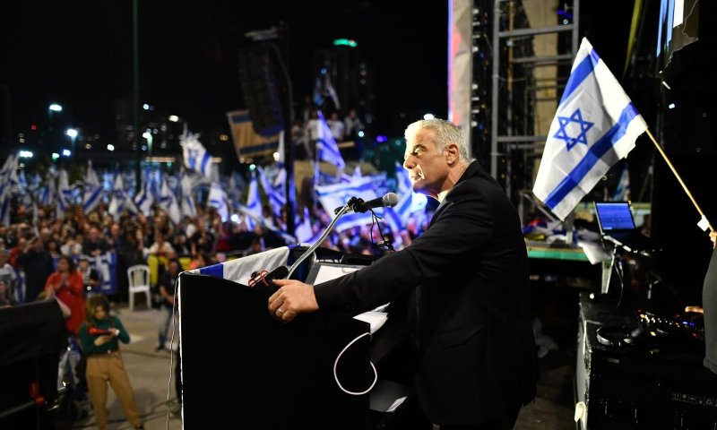 לפיד בהפגנה: "בן גביר הגיע לפה כי הוא פוחד מכם"