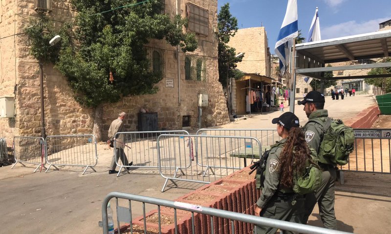 אולם יצחק פתוח, חסימות צירים: ההיערכות בחברון