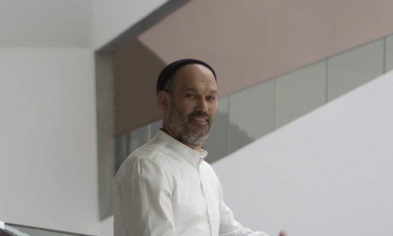 ככה עוד לא ראינו אותו: יונתן רזאל עושה ג'ון לנון