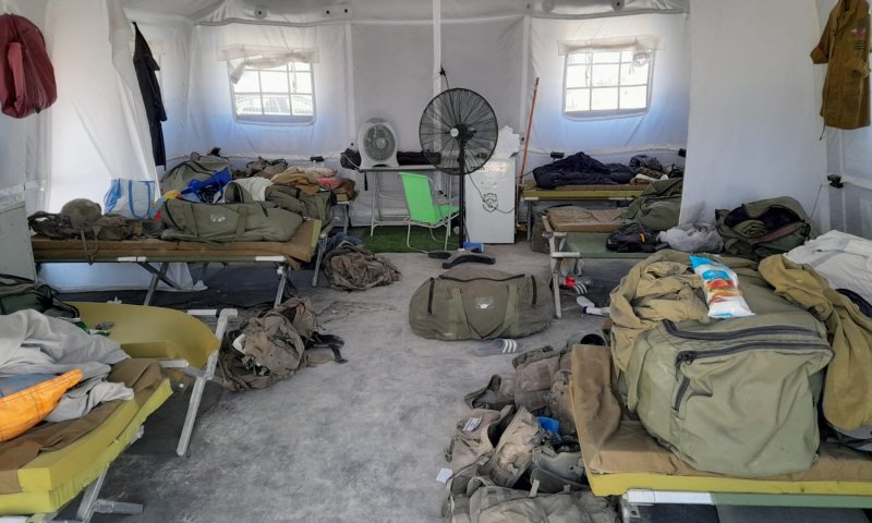 בשיא החום: לוחמים ישנים באוהל בלי חשמל