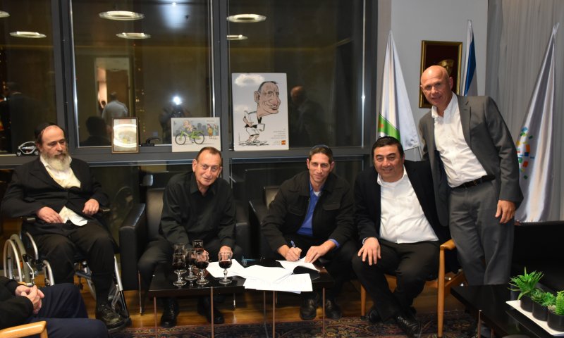 הסכם הבית היהודי בת"א: חצי סגן בשכר ובלי תחב"צ בשבת