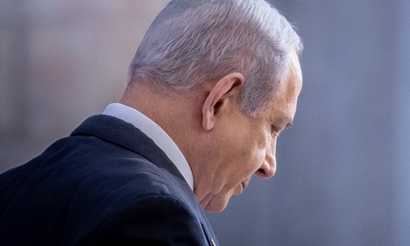 נתניהו קלאסי: גם העביר מזון לחמאס וגם חטף צו מעצר