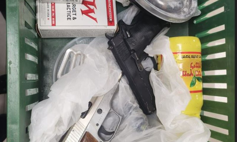 רהט: המשטרה תפסה מחסן אמל"ח בתוך פיצרייה