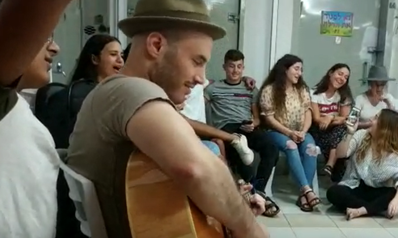 הופעה במקלט: נתן גושן הגיע לשמח את ילדי הדרום