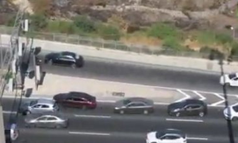 צפו: נוסע רוורס בכביש סואן ומסכן את התנועה