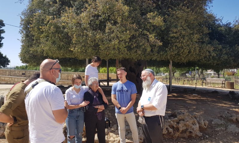 מרגש: הגיעה לראשונה למקום נפילת אחיה