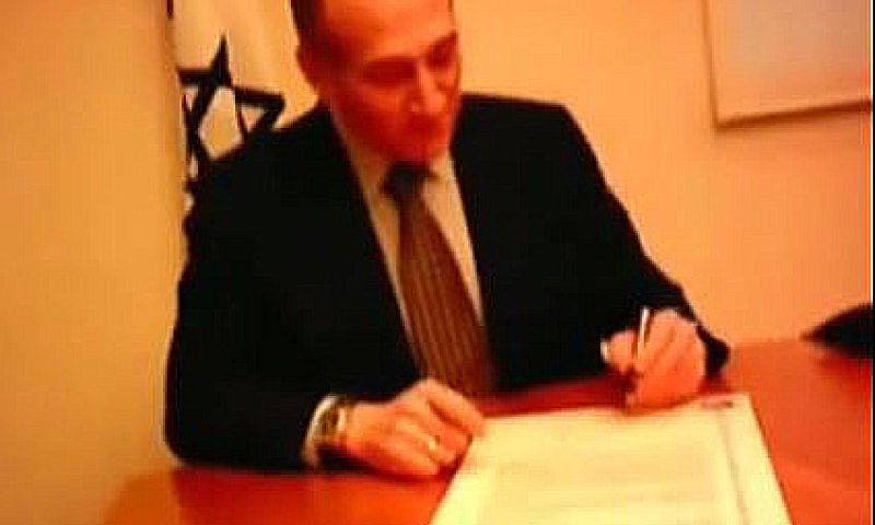 אירוניה: צפו באולמרט חותם על אמנת היושר הציבורי