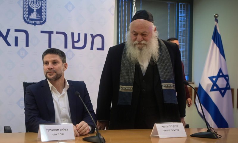 סמוטריץ' עונה לגולדקנופף: "זו מדיניות של מנסור עבאס"